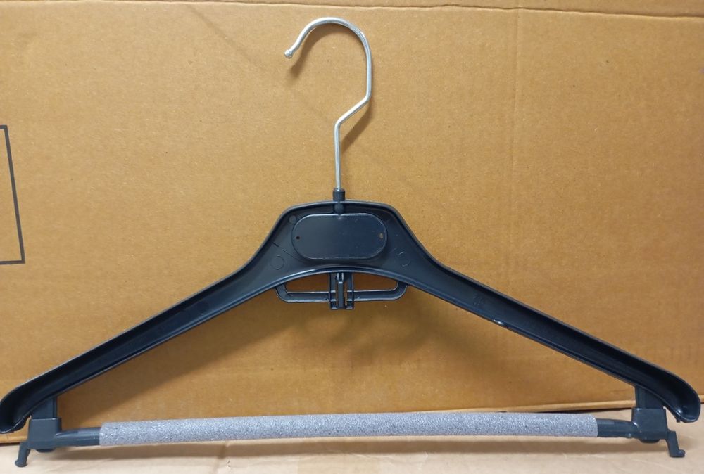 Cabides pretos plástico