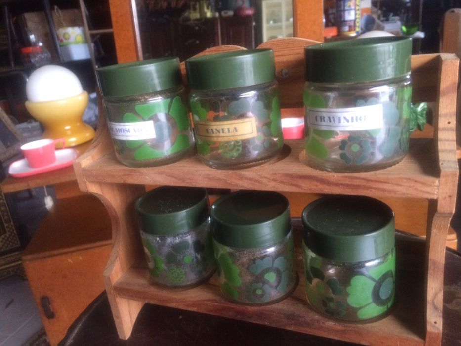 Antigo expositor de especearias frascos em vidro