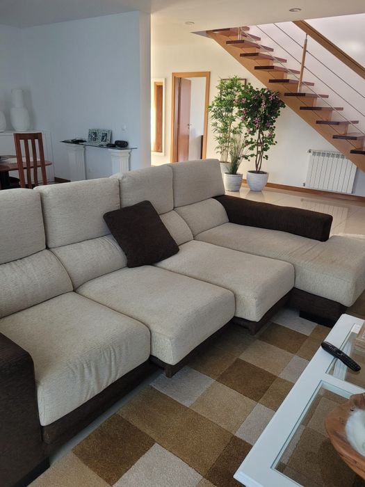 Sofá bege e castanho extensível