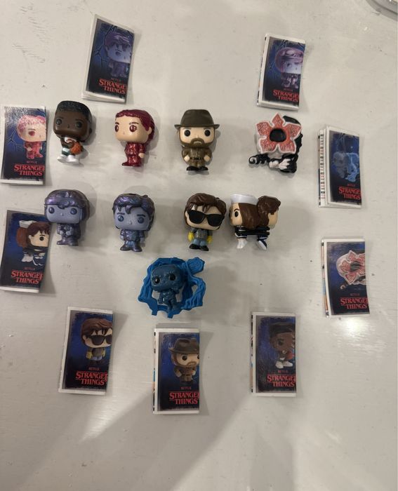 Колекційні фігурки Stranger Things з оригінальними картками