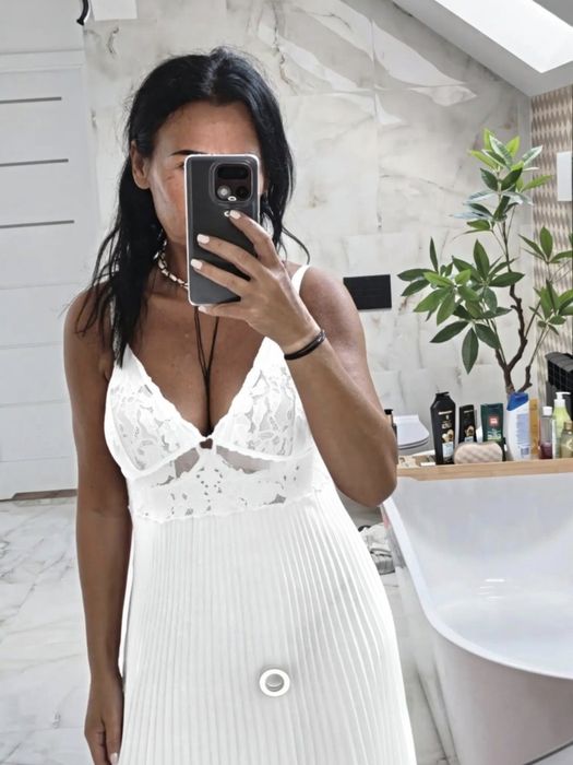 Biała elegancka sukienka maxi plisowana wieczorowa