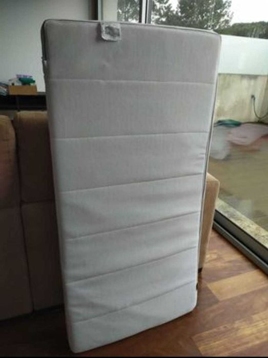 Berço Sundvik com colchão e fraldário cómoda da mesma cor (castanho)