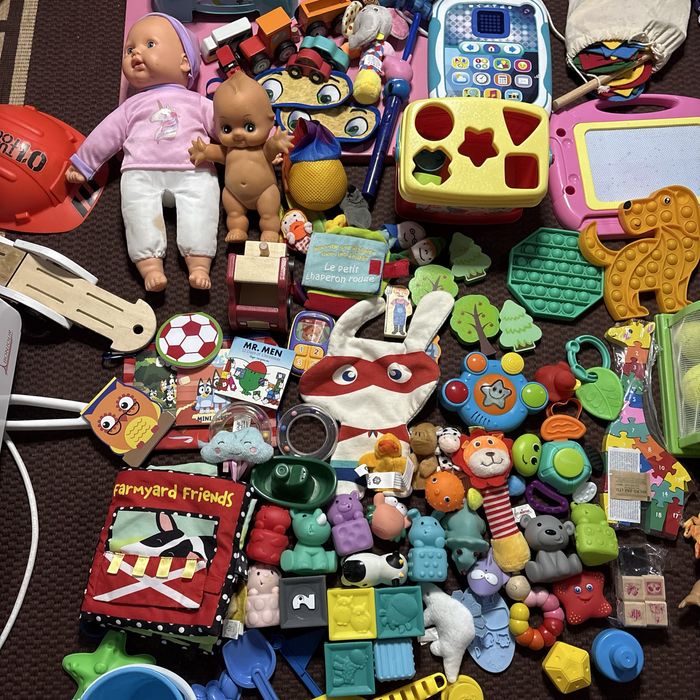 набор детских развивающих игрушек для малышей.