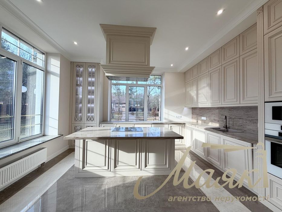 Продаж будинку площею 418,6 м² з виходом до води на ділянці 50 соток у КМ Dream Village, с. Лебедівка