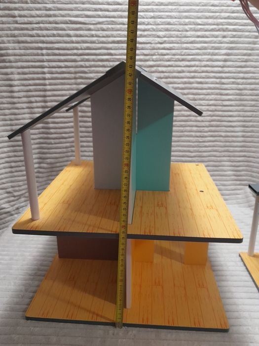 Drewniany domek dla lalek