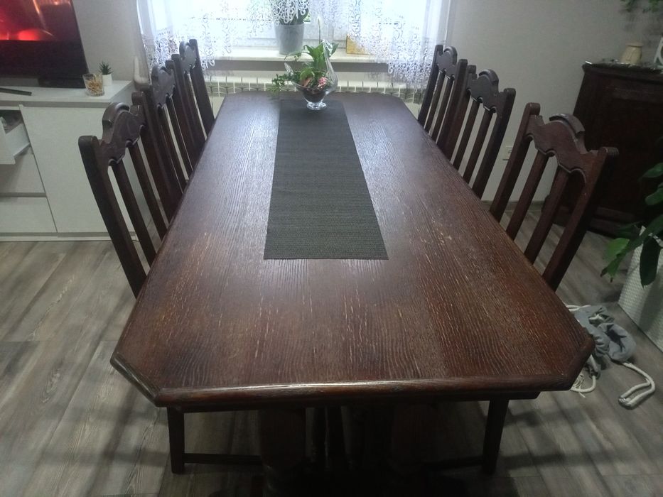 Stół dębowy z krzesłami