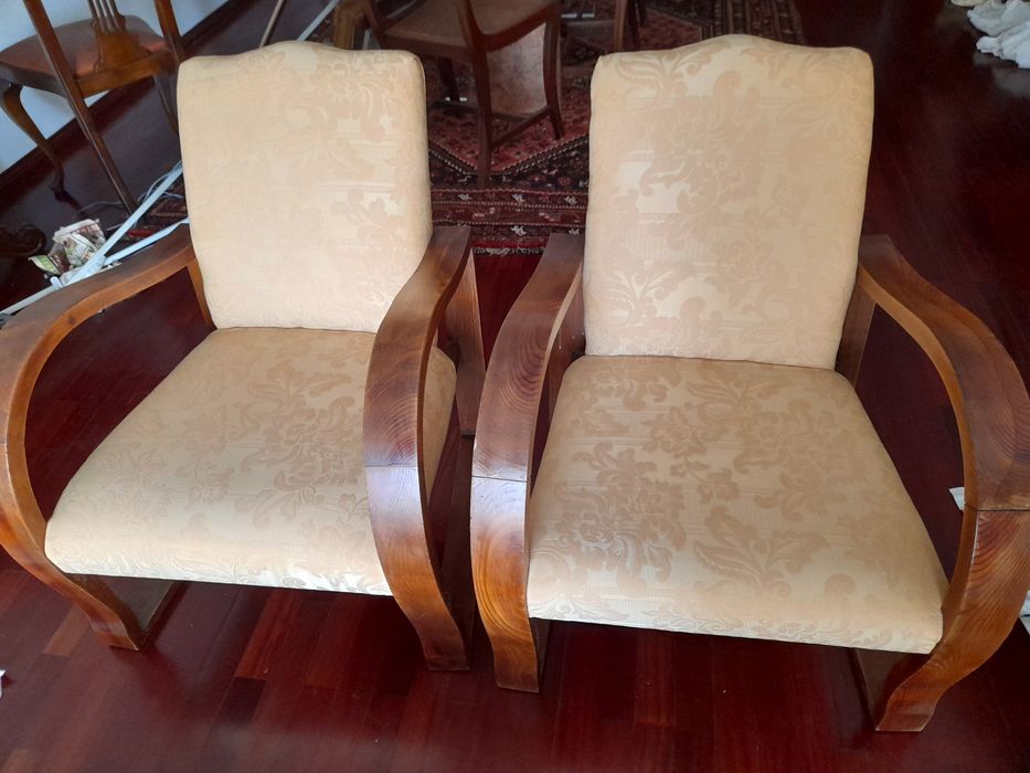2 poltronas muito antigas