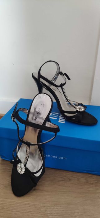 Sapatos de salto alto preto com brilhantes da Seaside