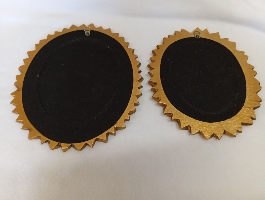 Lustra w złotych ramach