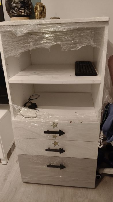 Móvel branco com detalhe preto e cinzento