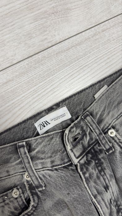 Джинсы Zara в стразах
