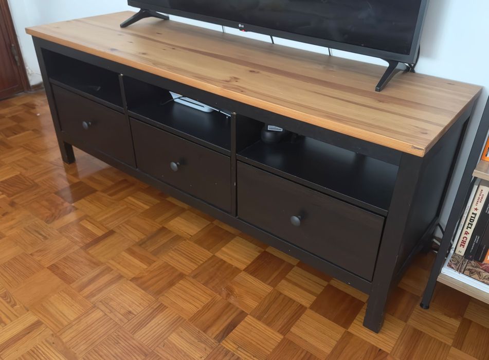 Móvel de TV IKEA HEMNES preto e castanho