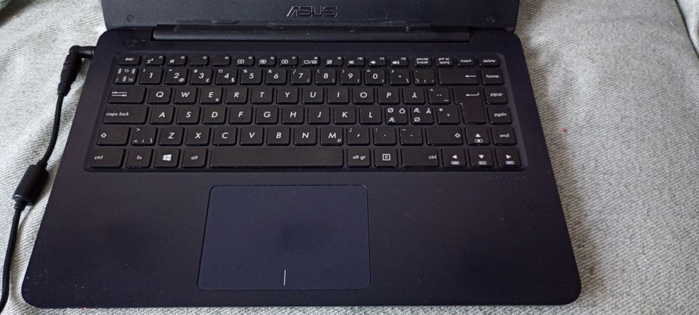 Laptop Asus E402s