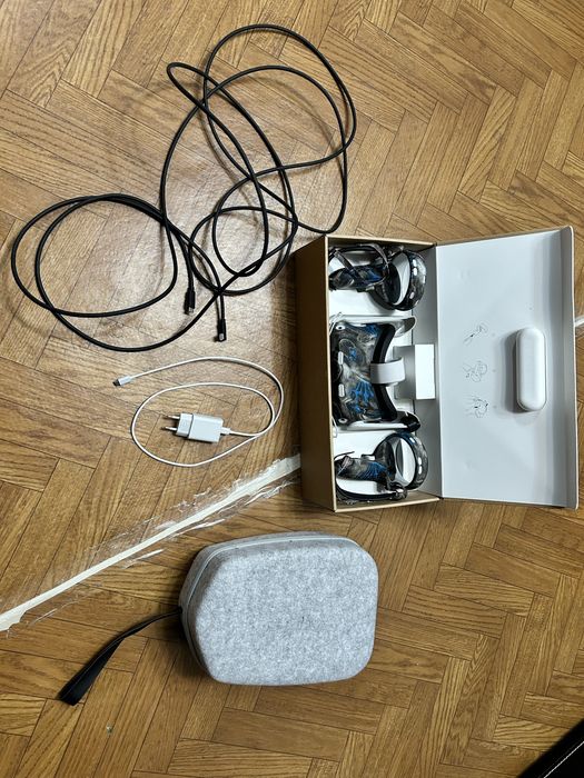 Продам VR очки Oculus Quest 2 128gb с чехлами, кейсом и проводом к ПК