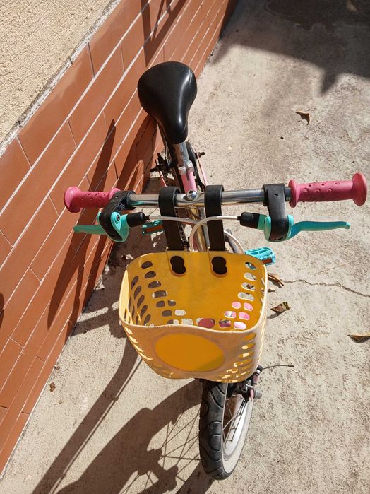 Bicicleta de Criança/Menina B'Twin roda 14, a funcionar perfeitamente.