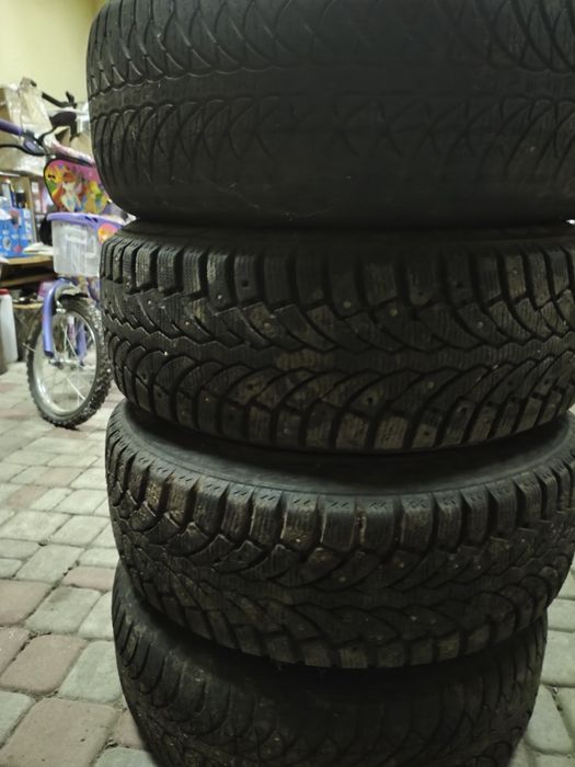 Продам комплект резини з титанами