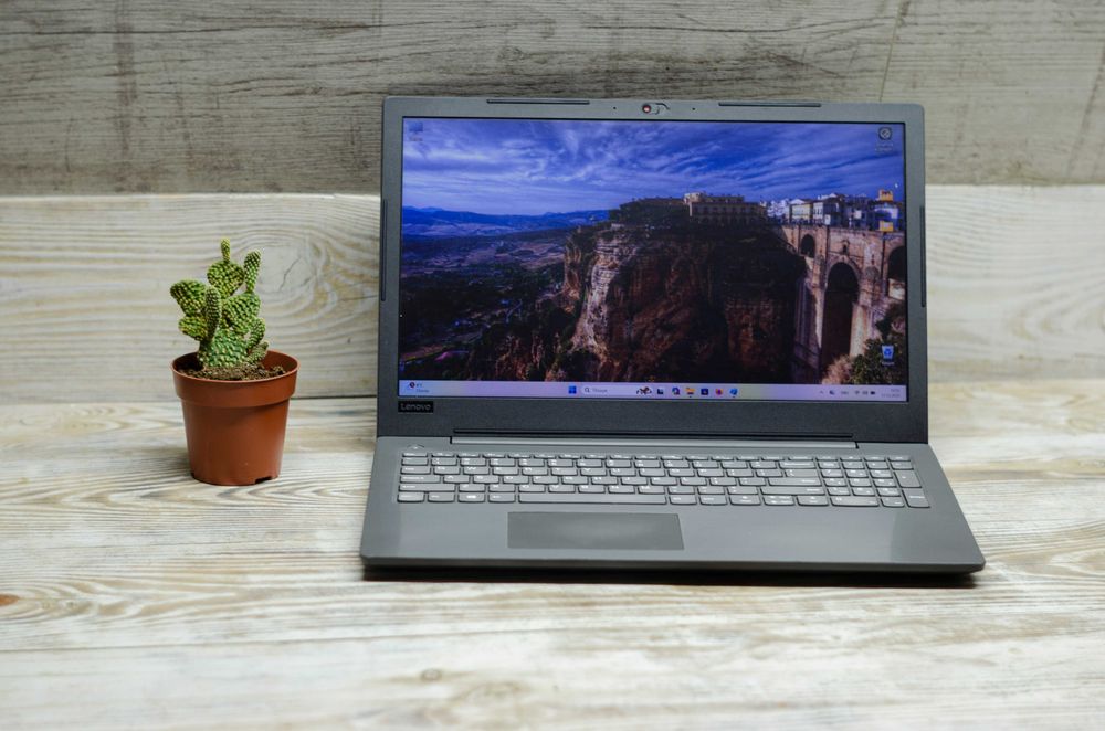 Lenovo Ideapad V130-15IKB i5-8250U 3.4GHz/8Gb DDR4/256Gb SSD/15.6`