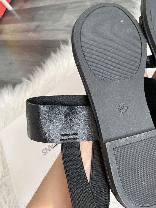 Czarne sandały na płaskiej podeszwie klapki 36