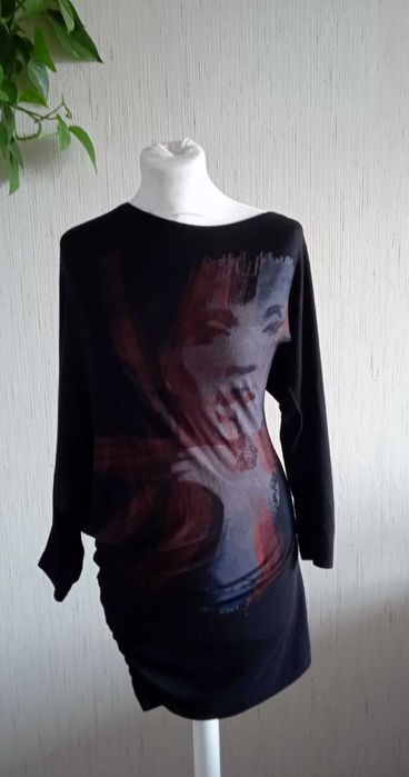 asymetryczna krótka sukienka w stylu punk-rockowym