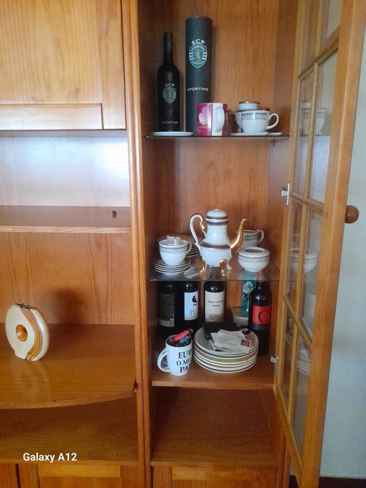 Estante mais mesa com cadeiras
