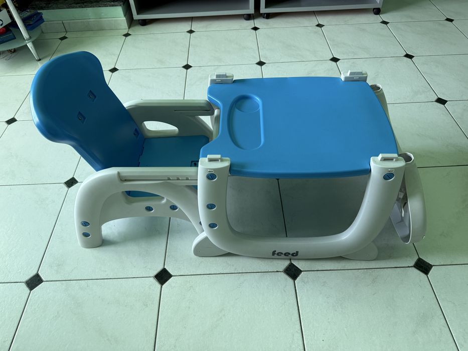 Cadeira de Almoço  e Mesa dw Atividades de Bebé / Criança  be cool “em ótimo estado”