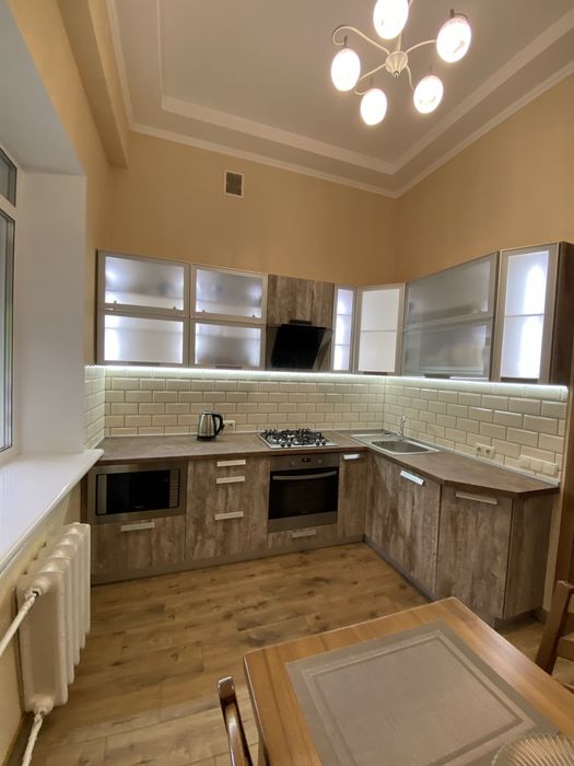 Продаж класичноі 3х сталінки з ремонтом  в Центрі