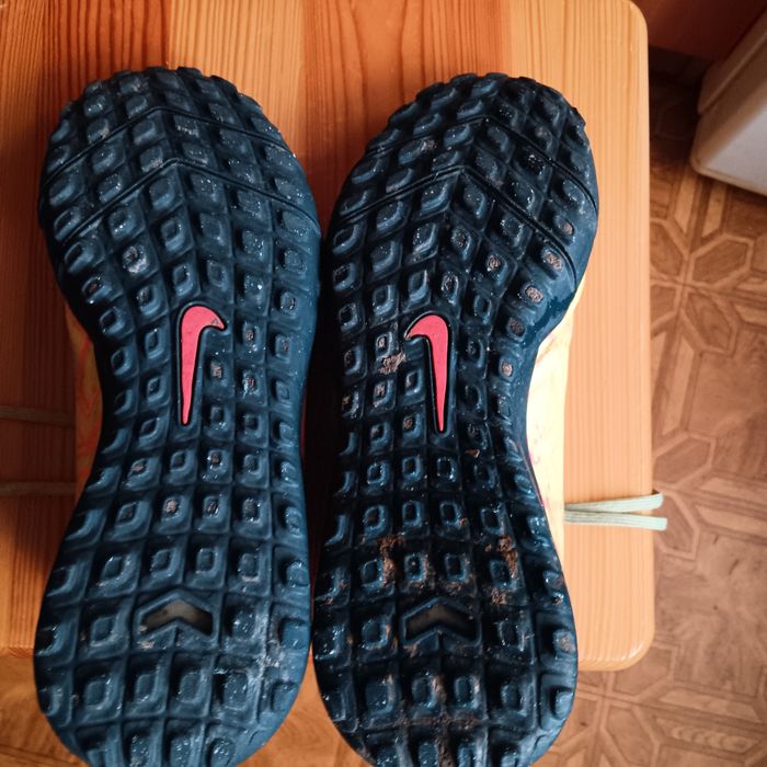 Młodzieżowe buty turfy Nike