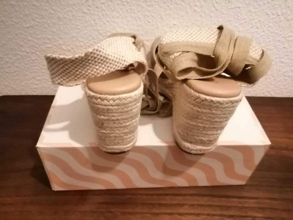 Sapatos de cunha Novos
