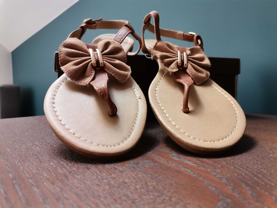 brązowe sandałki, japonki, kokardka