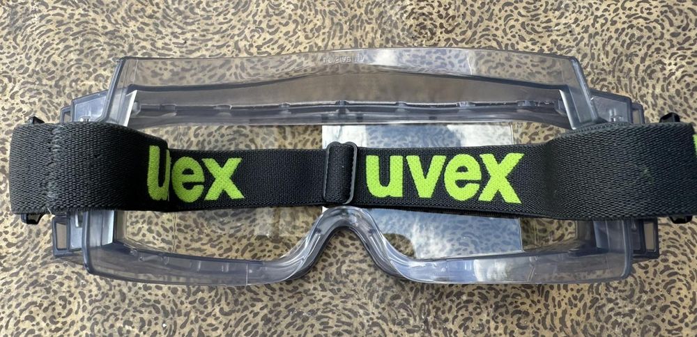 Защитный комбинезон с распиратором и очками