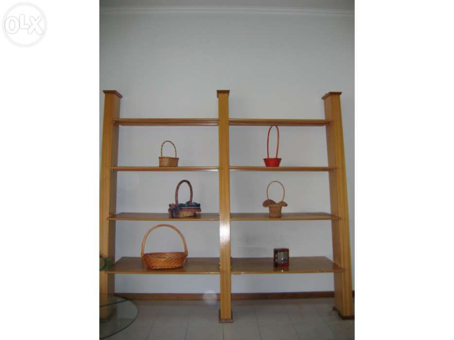 Estante de encostar em madeira forrada a tola