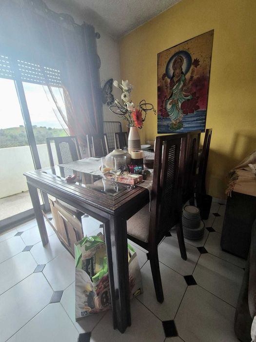 Conjunto de Mesa de Jantar em Madeira Escura – 6 Lugares