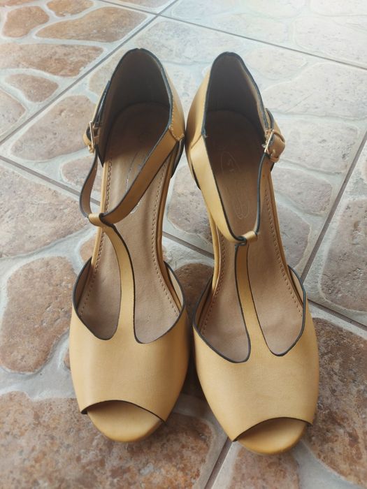 Buty na obcasie zapinane z odkrytymi palcami
