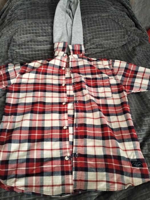 Дві Сорочки zara на 13 років. Недоліків не має . Ціна за дві-500