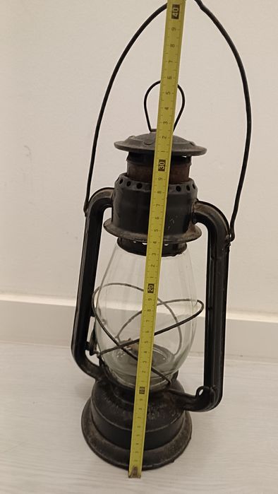 Lanterna grande antiga a petróleo