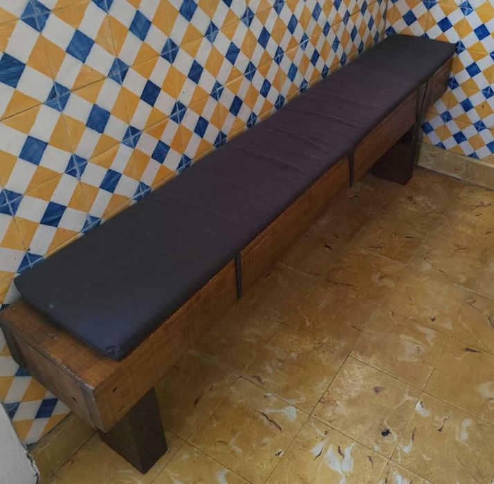 Banco em madeira maciço