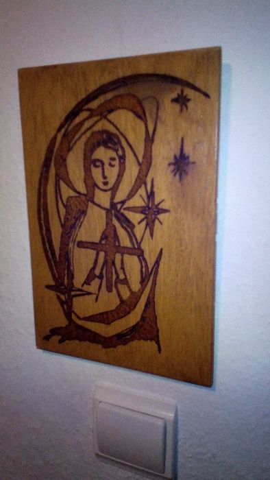 Pirogravura de Nossa Senhora em madeira.