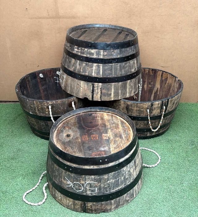 Celhas antigas em madeira, floreira, vasos, caixas