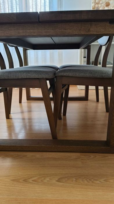 Mesa e cadeiras de sala