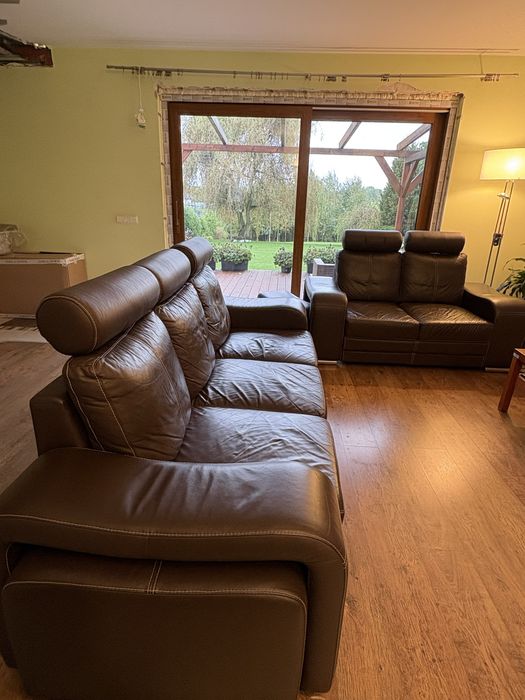 Skórzane kanapy: trójka z funkcją spania i dwójka