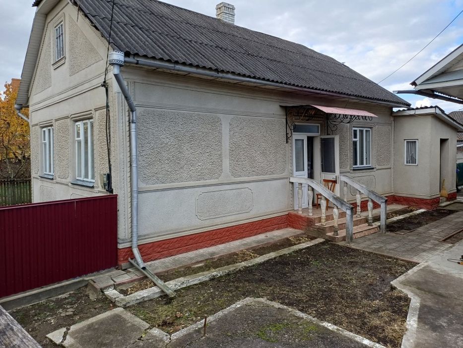 М. Новоселиця. Продаються два будинка на одному подвір'ї