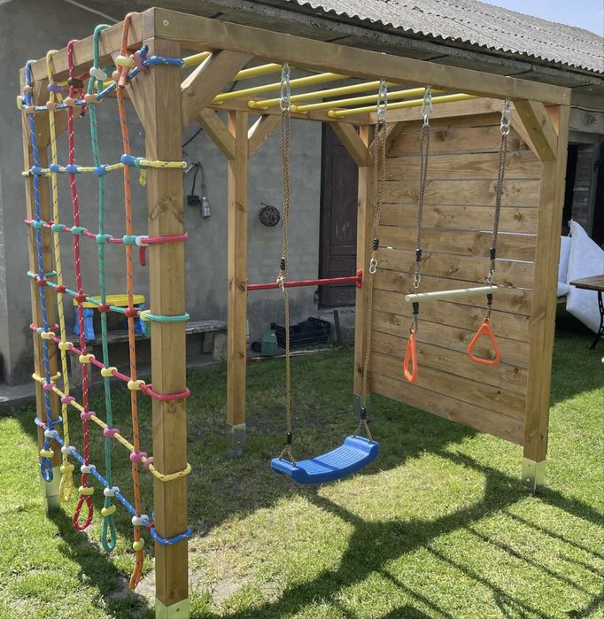 Drewniany plac zabaw, małpi gaj