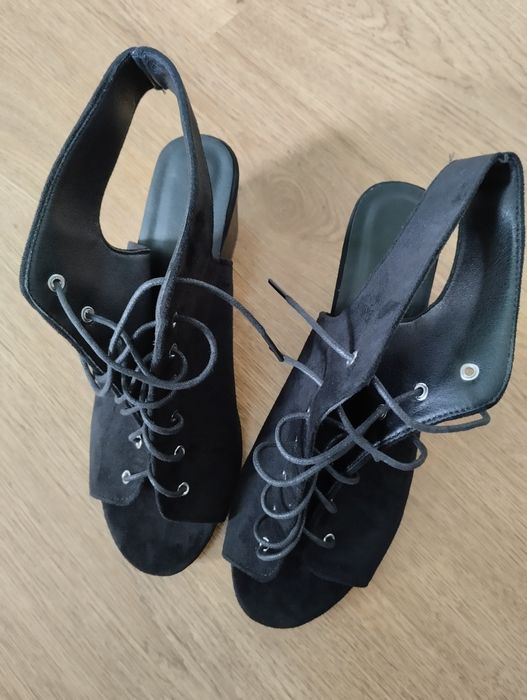 Buty na słupku  z odkrytymi palcami i piętą