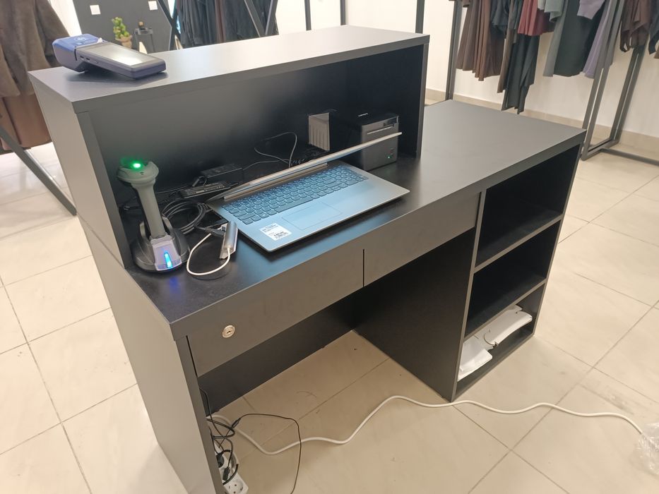 Продається торгівельне обладнання для магазину одягу