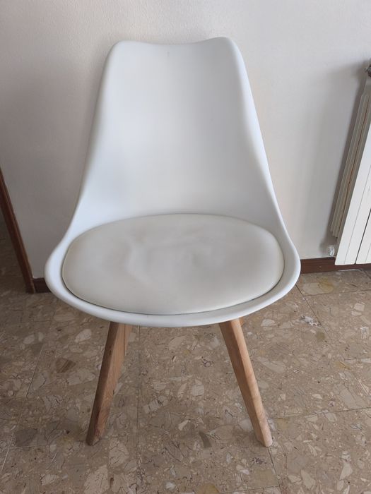 Mesa branca de sala ou quarto