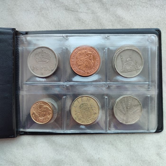 Album/klaser z monetami.