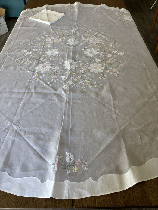 Toalha de mesa linho e organdi , decorado com um delicado bordado floral à mão com 6 guardanapos