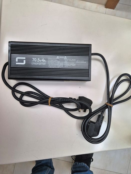 Carregador  Lithium  70.5v4A novo