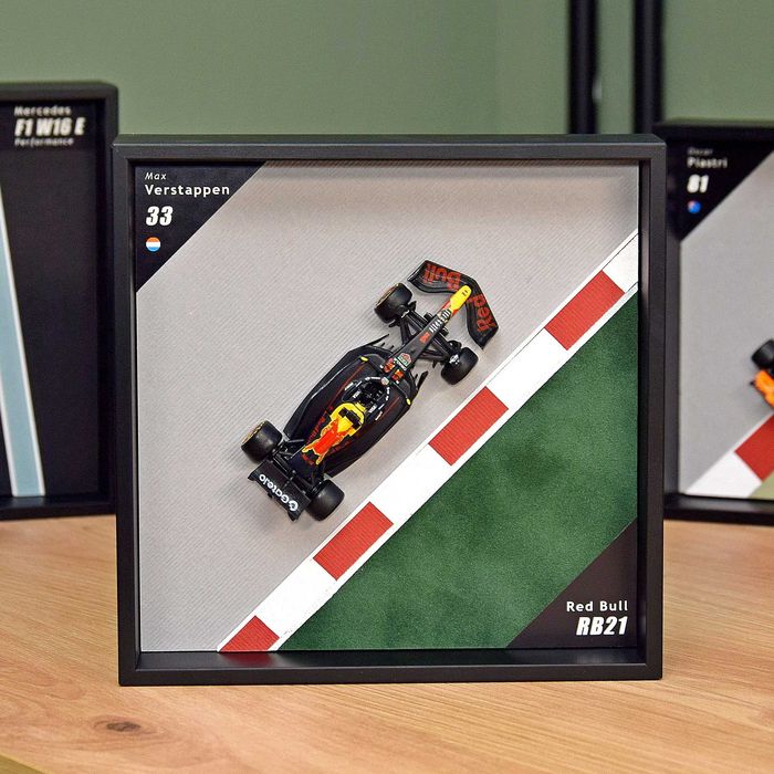 F1 Max Verstappen Red Bull RB21 - Model 1:64 (BBurago) w Ramie [Rękodzieło] Prezent dla fana motoryzacji.