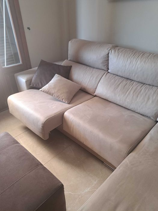 Sofa com dois puffs e arrumação